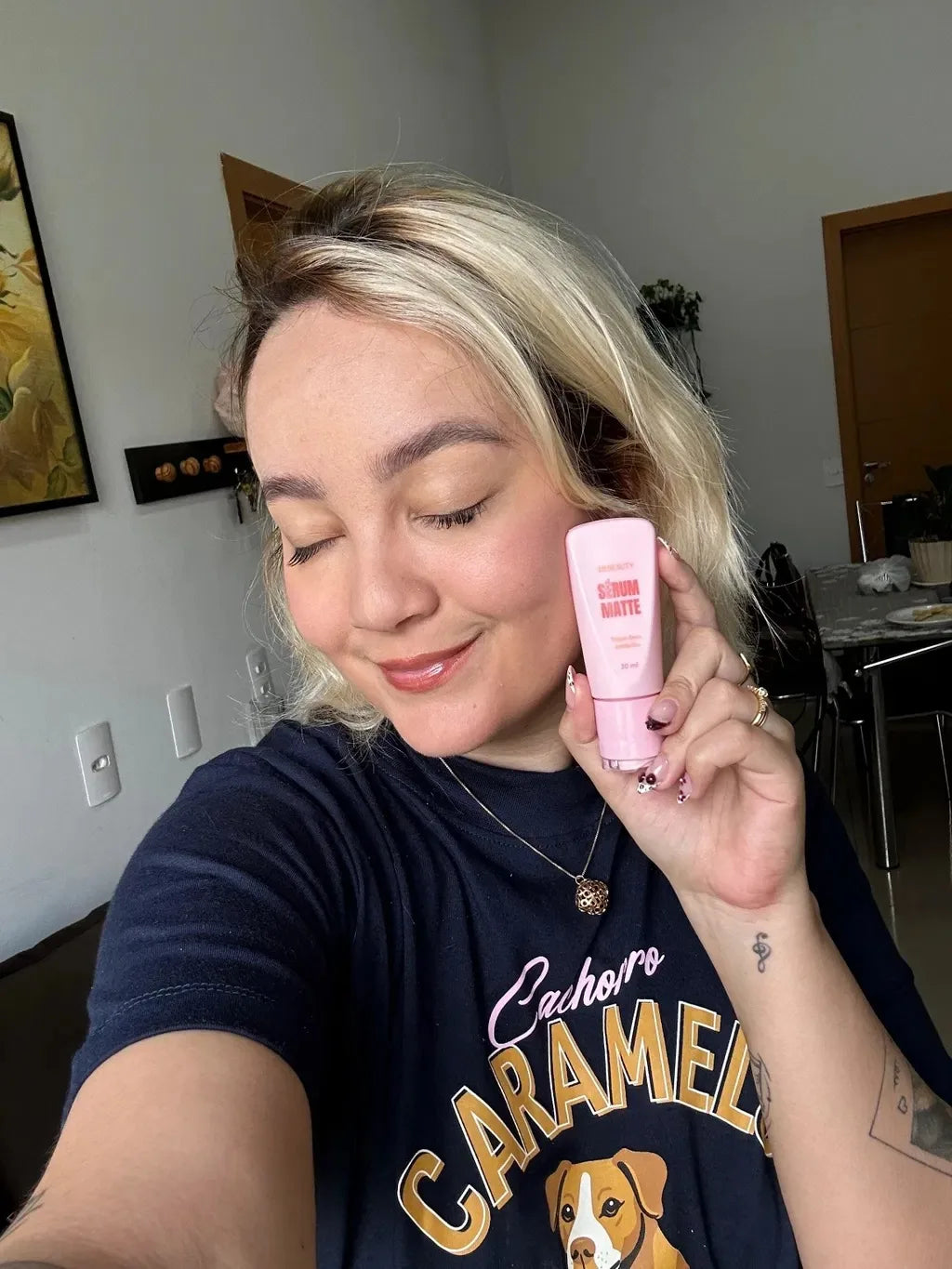 Cliente sorrindo com o Sérum Matte Hi Beauty ao lado do rosto